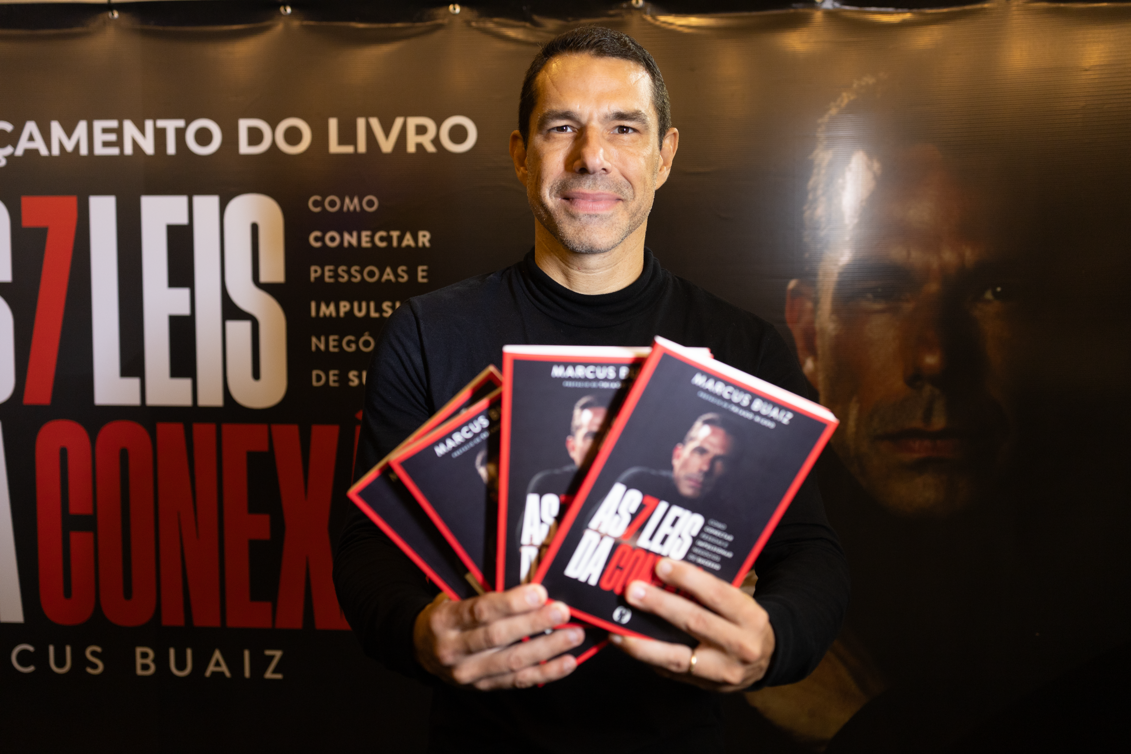 Evento de lançamento do livro As 7 Leis da Conexão, com Marcus Buaiz autografando exemplares