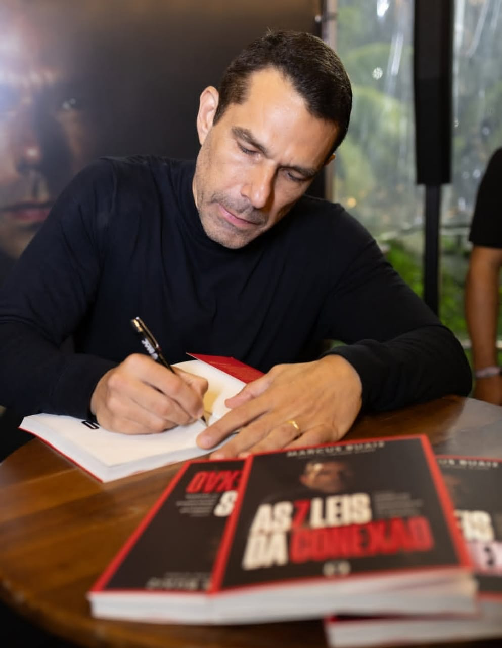 Marcus Buaiz em evento de lançamento do livro