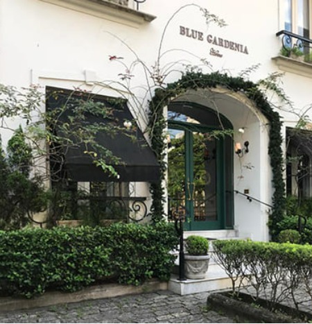 Fachada da Blue Gardenia na entrada do local do evento